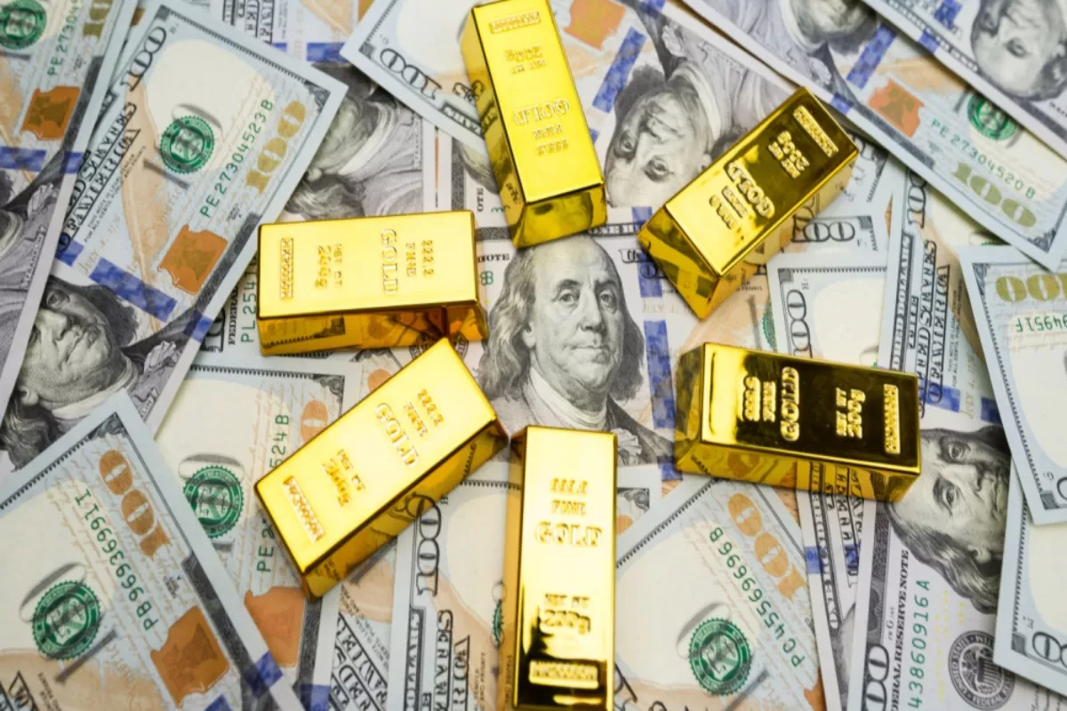 Harga Emas Dunia Merosot Tajam, Dolar AS dan Suku Bunga Jadi Beban