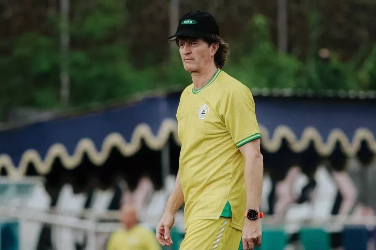 Pieter Huistra Fokus Evaluasi Teknis dan Taktik Skuad PSS Sleman