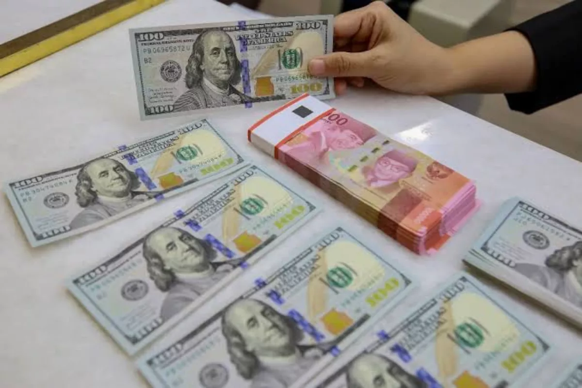 Nilai Tukar Rupiah Tertekan Oleh Isu Timur Tengah Dan Kepemimpinan BI.
