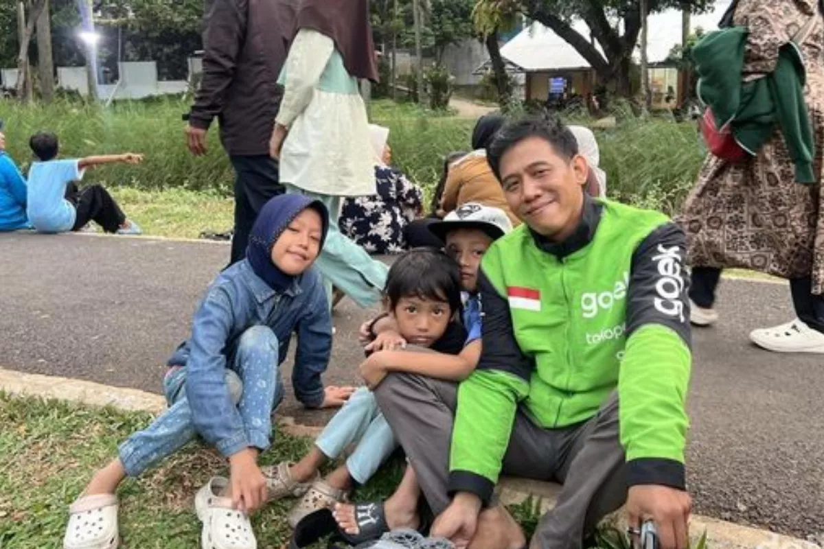 Rayakan Libur Sekolah, Driver Ojol Bawa Buah Hati ke Taman Bendera