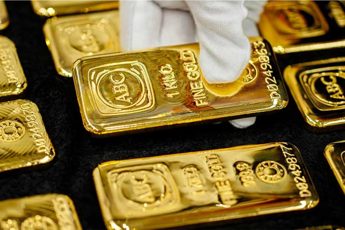 Harga Emas Turun Senin Pagi Imbas Serangan AS-Iran di Teluk Persia