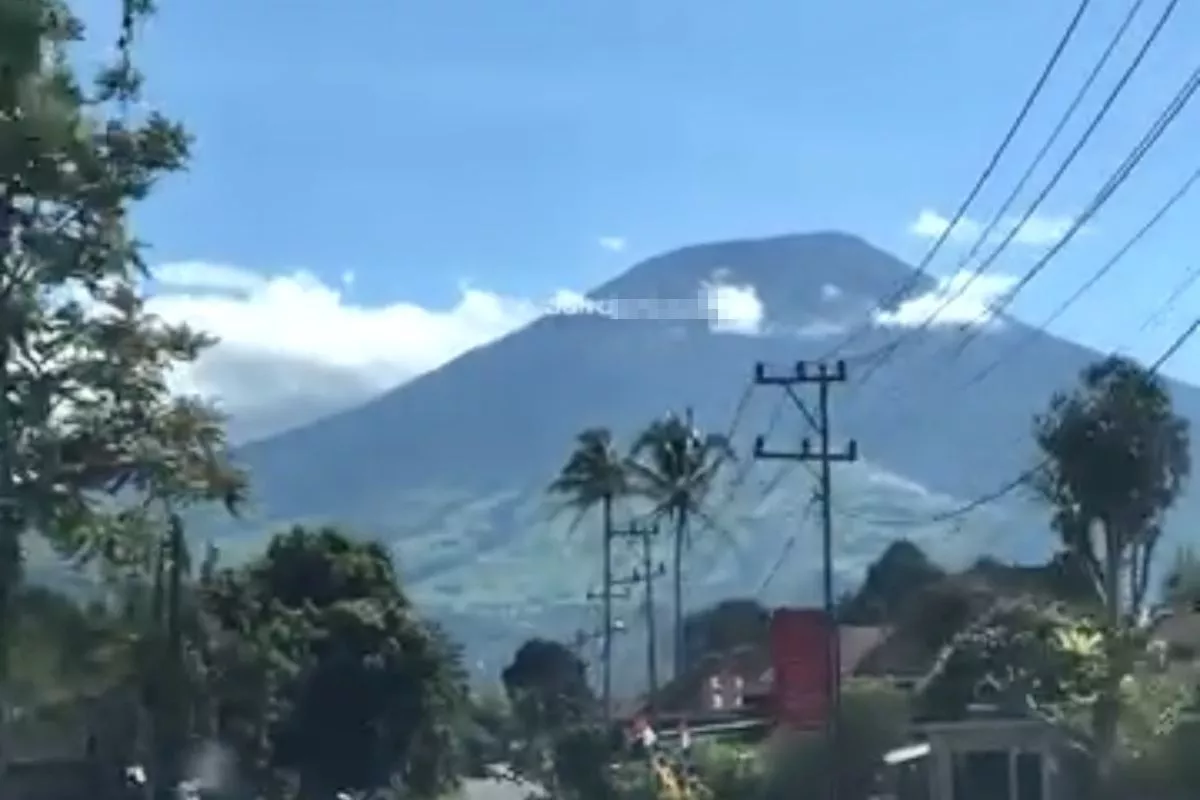 Gunung Dempo Meletus Lontarkan Abu Vulkanik Setinggi 3,5 KM