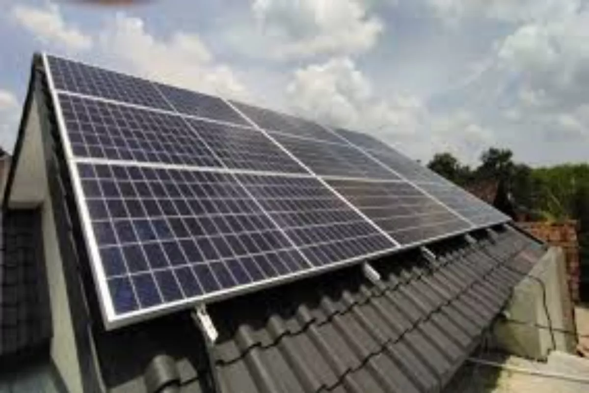 Potensi Besar PLTS Atap Dukung Implementasi Prinsip ESG Nasional