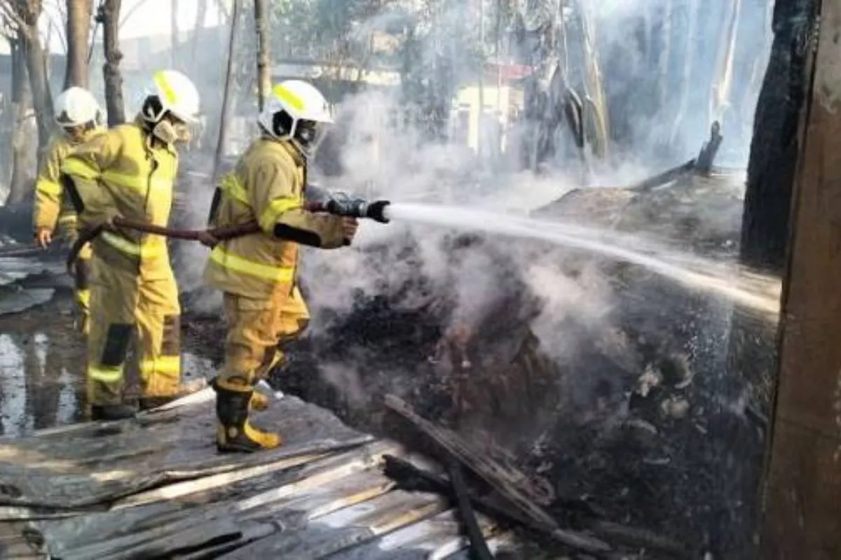 30 Personel BPBD Diturunkan Tangani Kebakaran Limbah di Tangerang