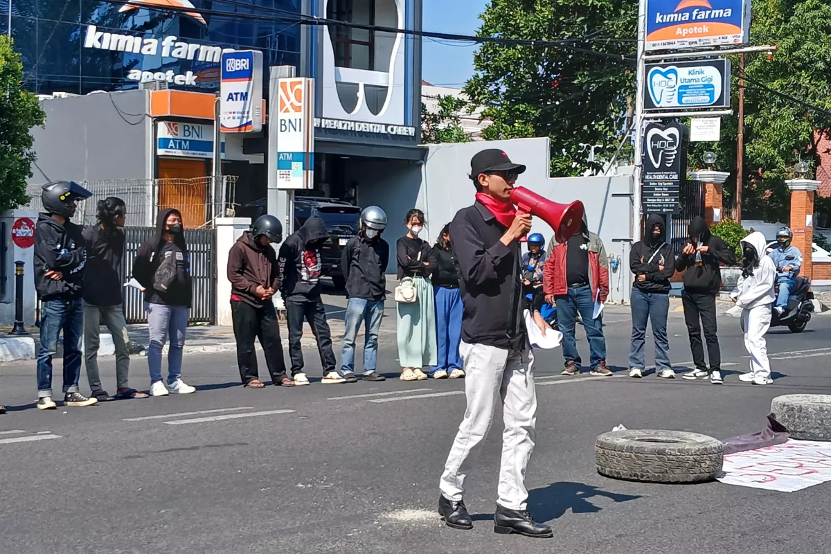 Unjuk Rasa Aliansi Masyarakat Di Balai Kota Desak Satgas Pajak Dicabut
