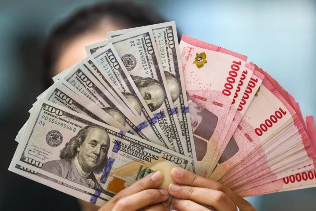 Nilai Tukar Rupiah Melemah Lagi, Intip Kurs Dolar AS di Empat Bank