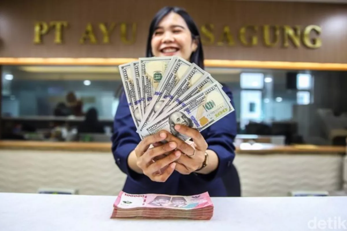 Rupiah Kembali Meredup Tertekan Dolar AS Hingga Lewati Angka Rp 18.000