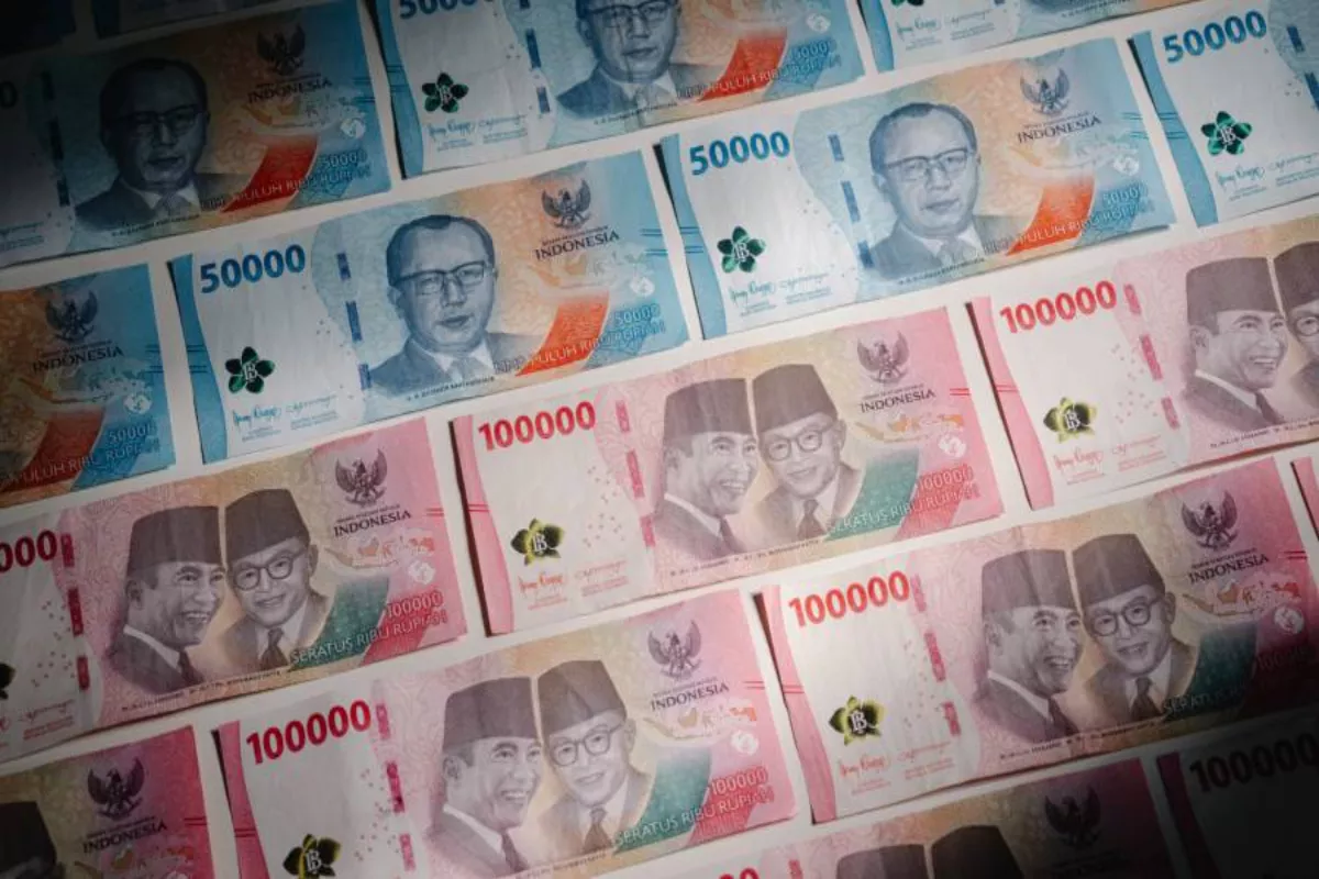 Kurs Rupiah Berisiko Melemah Dekati Rp18.000 per Dolar Hari Ini