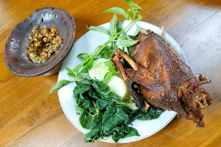 8 Rekomendasi Kuliner Bebek Terenak di Jogja dengan Sambal Paling Menyala