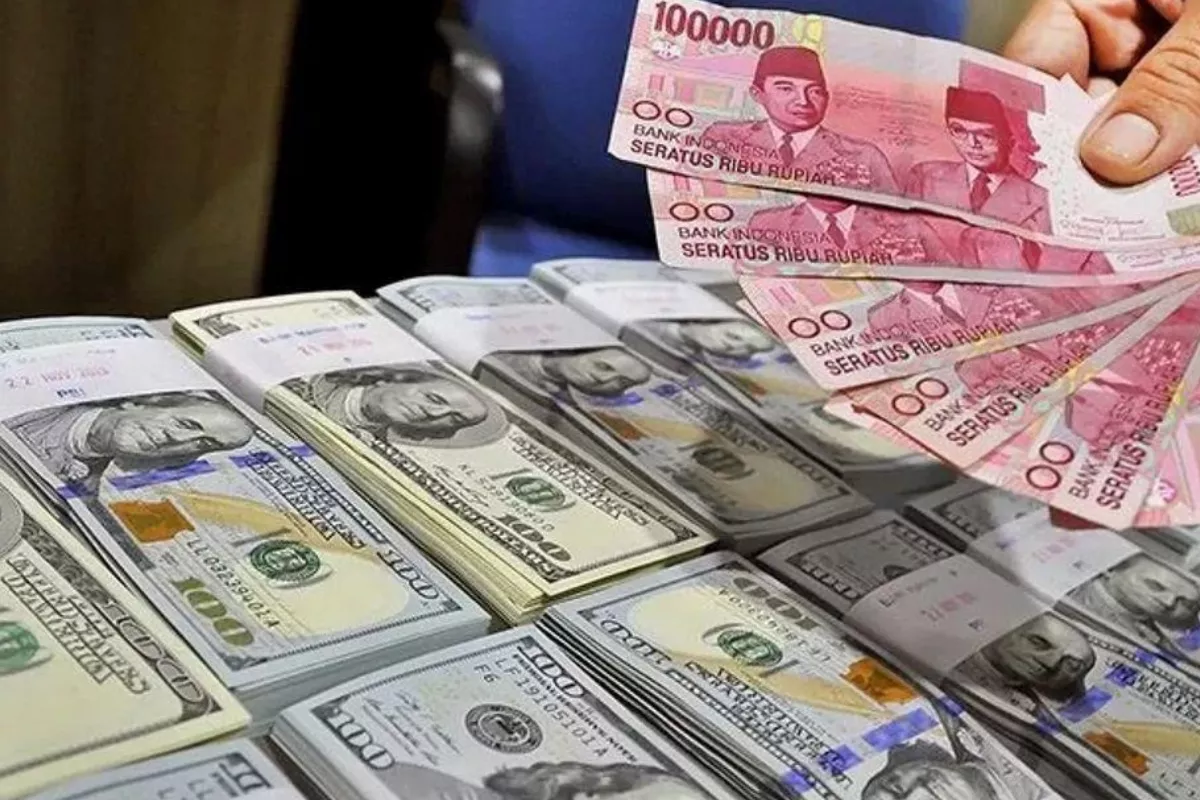 Rupiah Diproyeksi Bergerak Fluktuatif dan Melemah Menuju Rp17.600