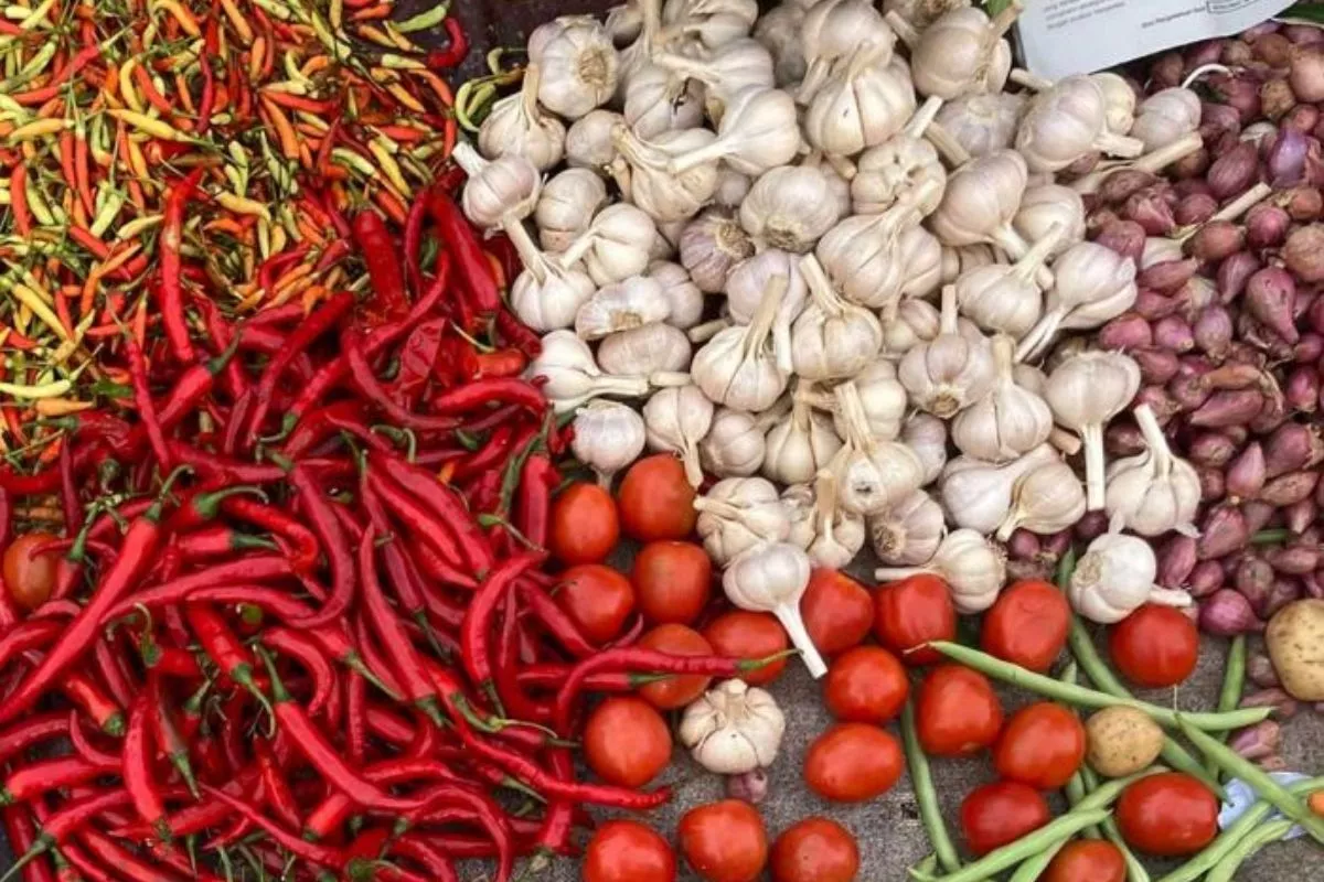 Harga Sembako Jatim 8 Mei: Bawang Putih dan Aneka Cabai Kompak Naik