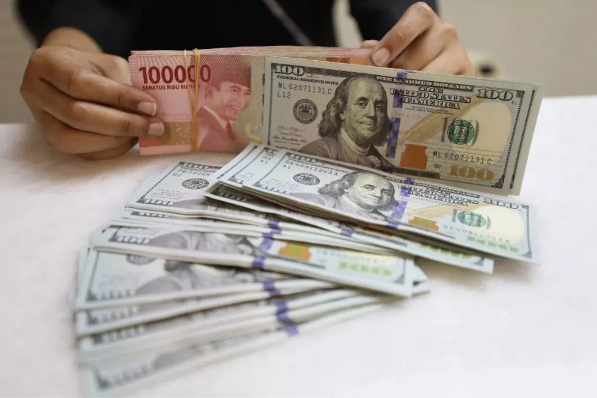 Rupiah Tertekan Ke Rp17.795 Per Dolar AS, IHSG Pagi Menguat 18,44 Poin