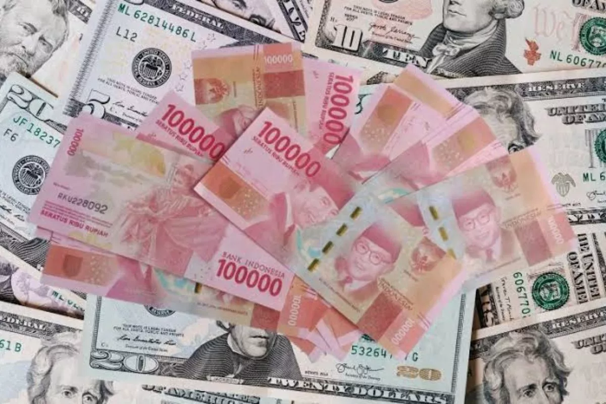 Rupiah Ditutup Melemah ke Rp17.936 imbas Lonjakan Harga Minyak