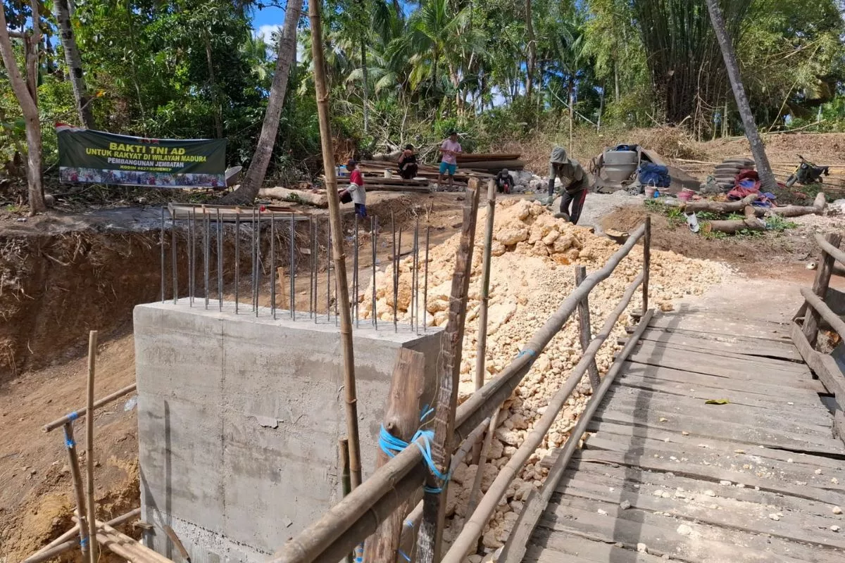 TNI AD dan Warga Gotong Royong Dikebut Pembangunan Jembatan Binabe