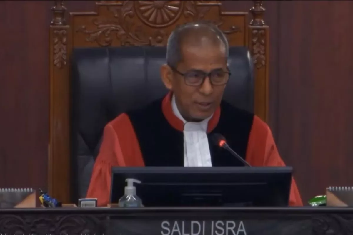 Hakim MK Saldi Isra Kritik Maskapai Asal Pindahkan Penumpang