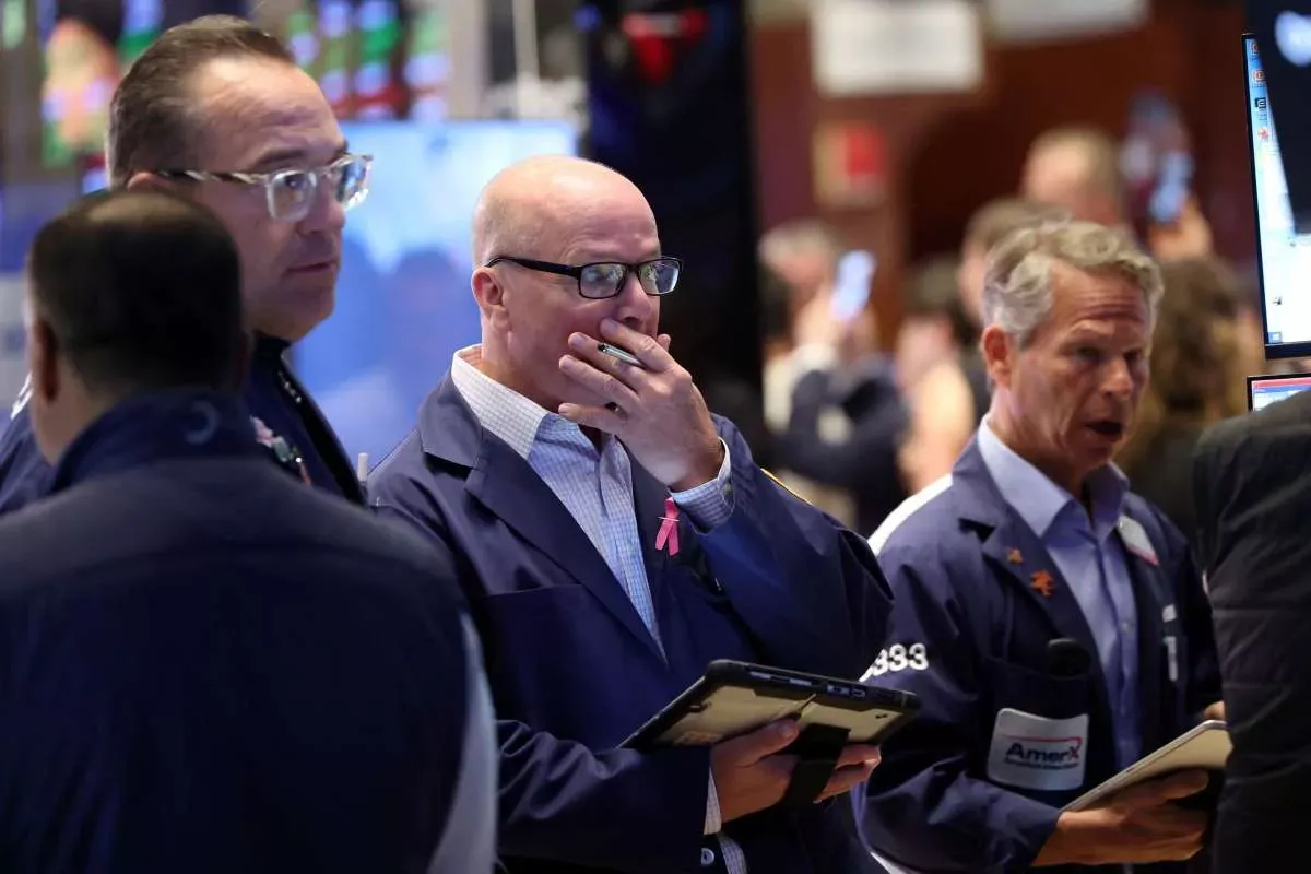 Wall Street: S&P 500 dan Nasdaq Tertekan Aksi Jual Saham Chip