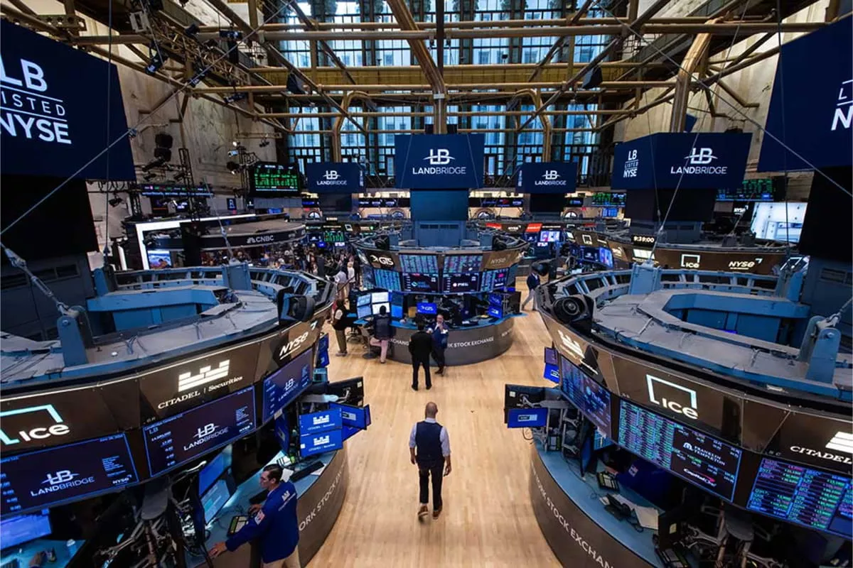 Wall Street Melemah, Harga Minyak dan Yield Treasury Melonjak