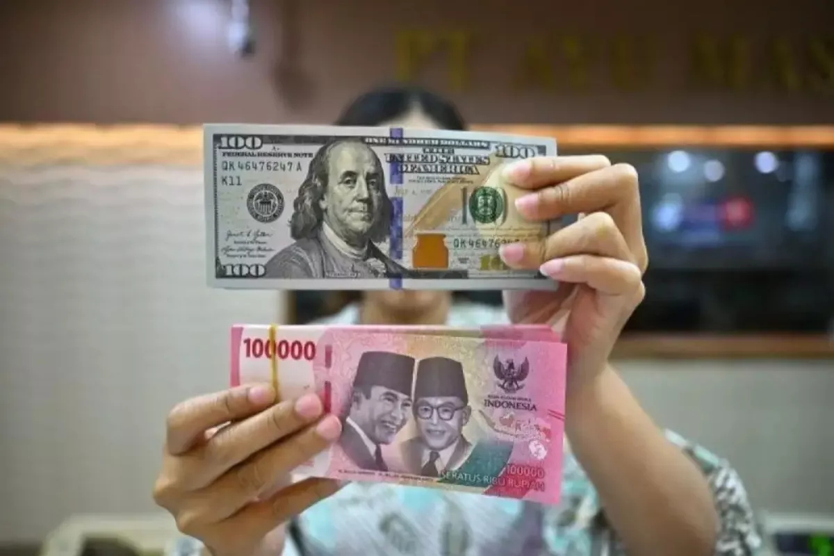 Fed Hawkish dan Blokade Iran Pukul Rupiah ke Rp17.373/USD