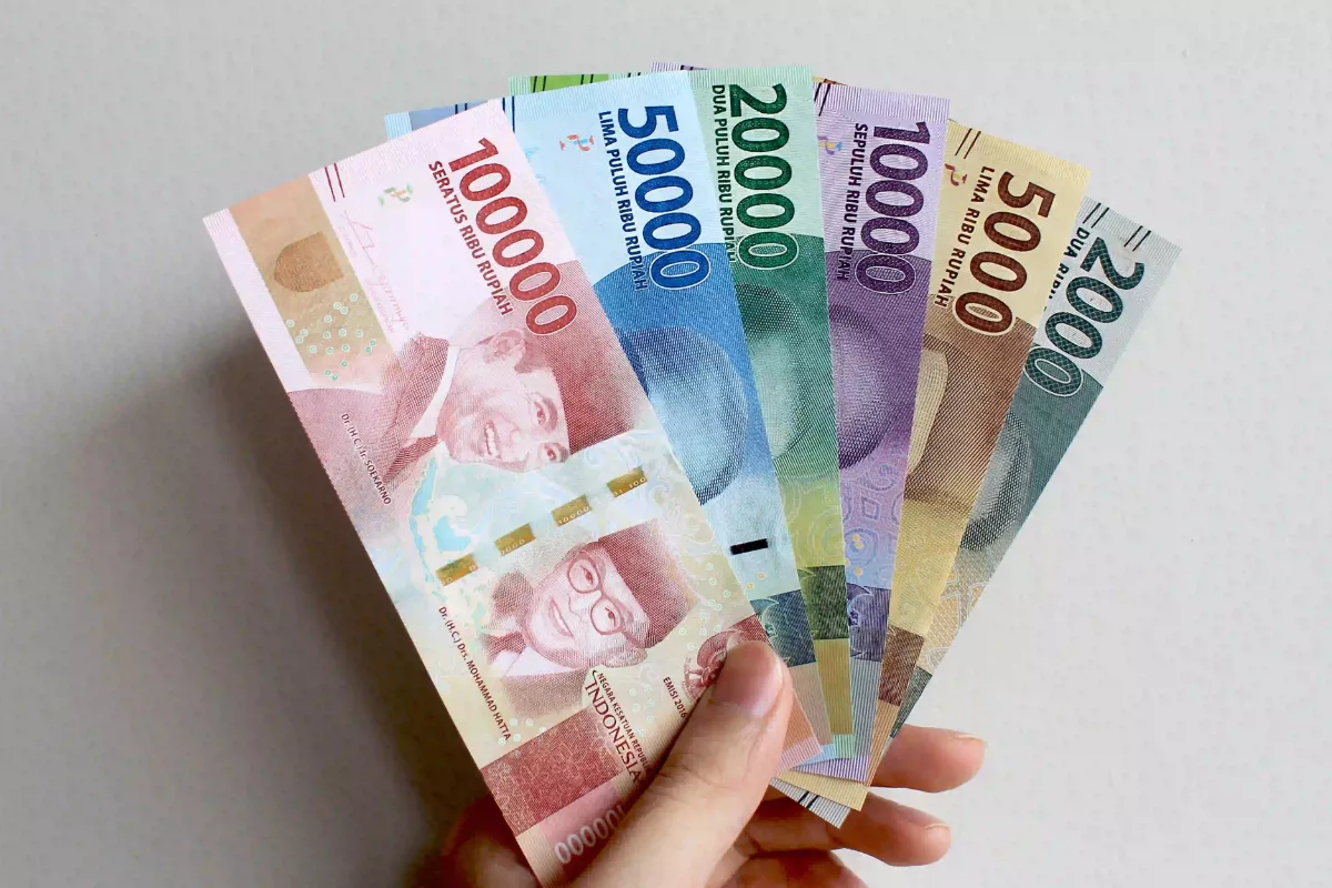 Rupiah Diprediksi Melemah Hari Ini akibat Sentimen Global dan Domestik 