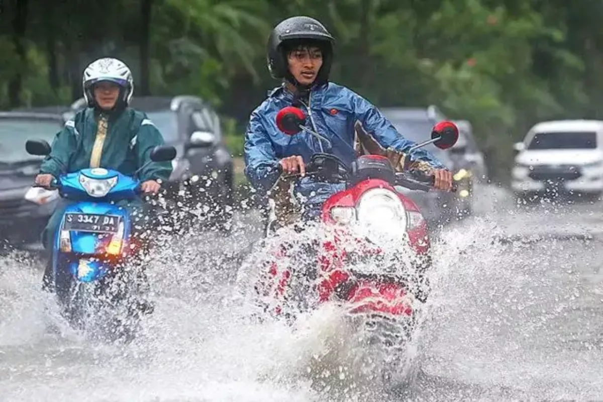Tips Berkendara Saat Hujan: Fokus Keamanan dan Kontrol Kendaraan
