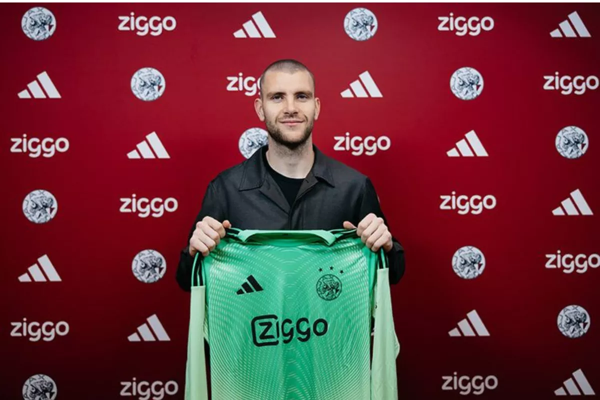 Posisi Maarten Paes Aman di Ajax, Tiga Pemain Resmi Dilepas
