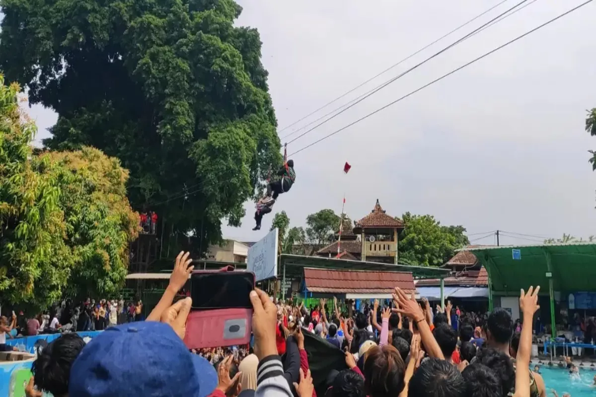 Keseruan Hujan Uang Umbul Pelem Klaten Meriahkan Peringatan HUT Ke-81 RI