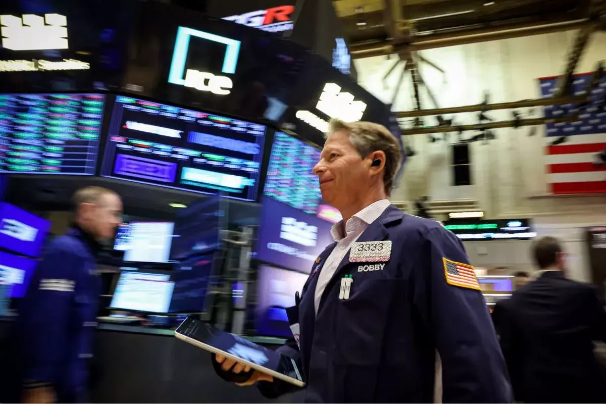 Wall Street Menguat Berkat Inflasi Landai dan Laporan Kinerja Emiten