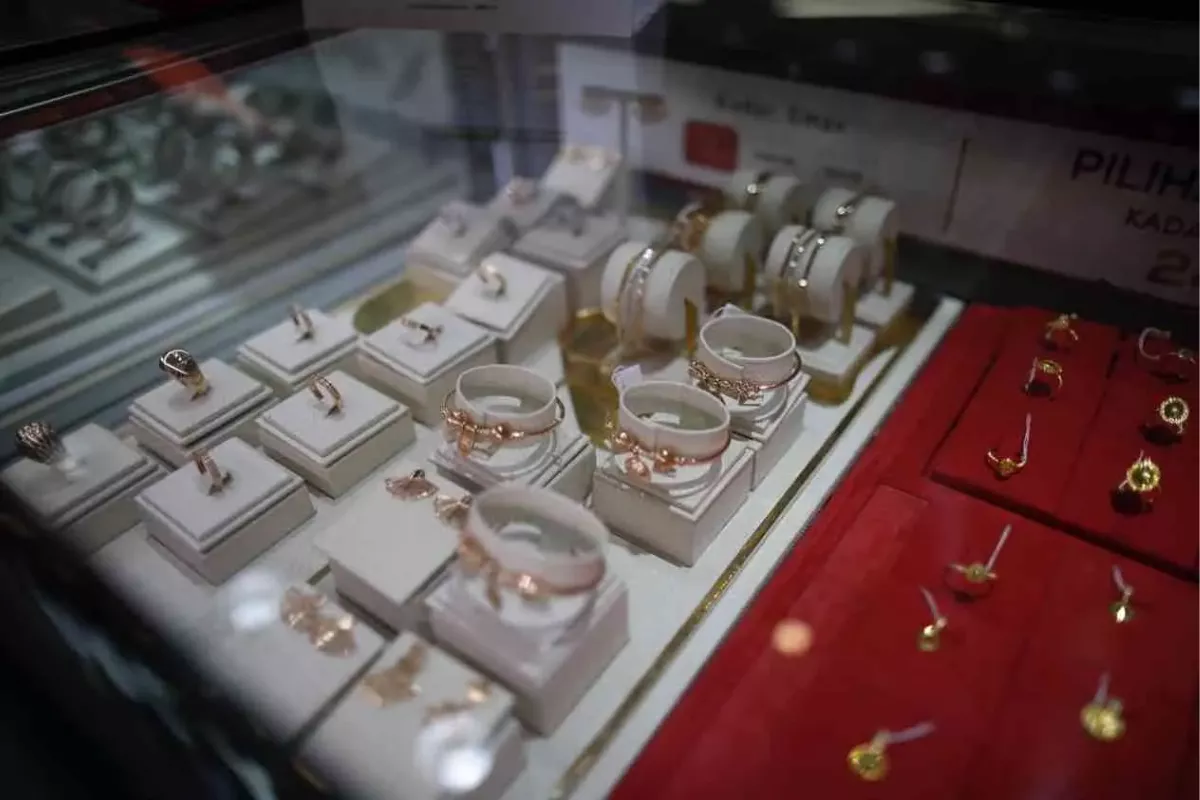 Harga Emas Hari Ini: Berbalik Arah dan Melonjak Hampir $200/Ounce