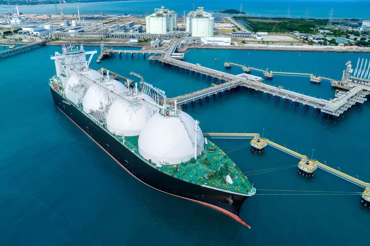 Harga LNG Global Melonjak, Industri dan Penyedia Energi Tertekan