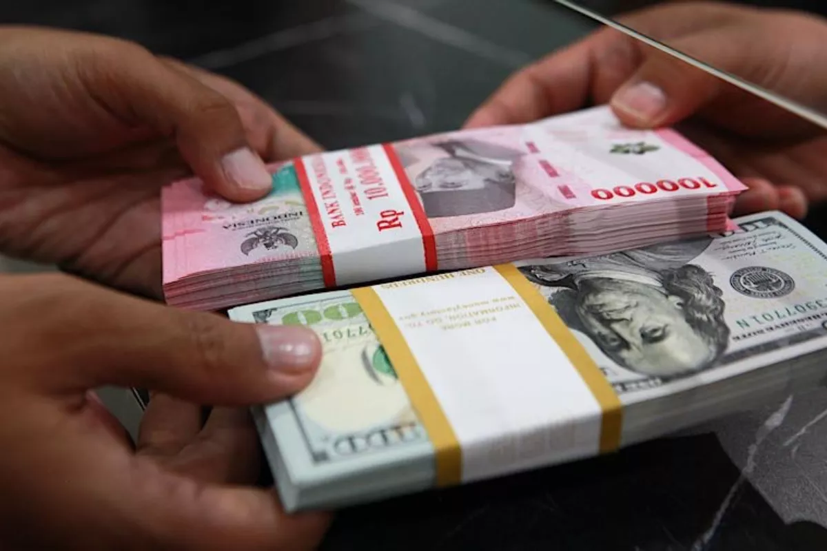 Rupiah Menguat Tipis di Bawah Rp18.000 Kendati Terhadang Risiko Global