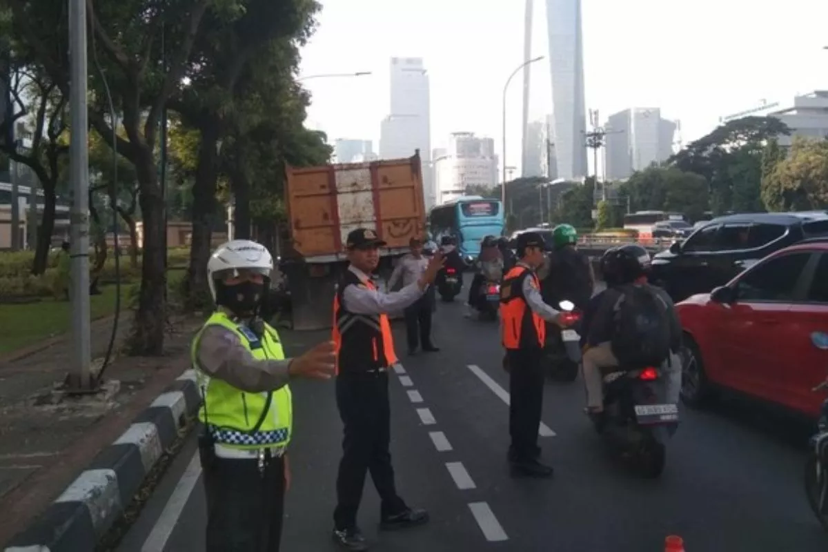 Truk Pecah Ban dan Bus Mogok Bikin Macet Jl Gatot Subroto Pagi Ini