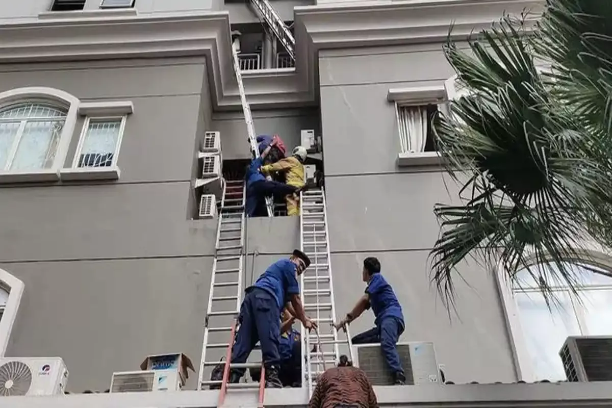 Evakuasi Korban Kebakaran Apartemen Mediterania Jakbar Terus Berlanjut