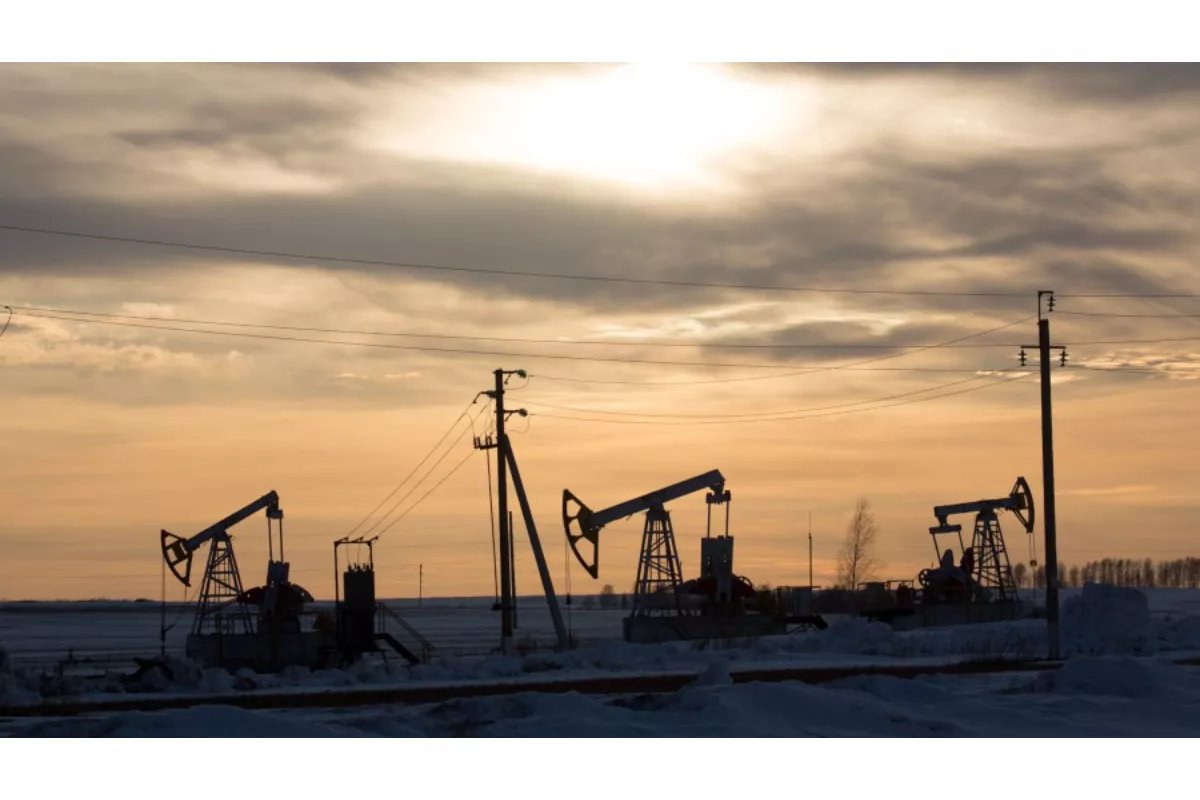 Harga Minyak Dunia Melemah Rabu Pagi: Brent Turun Ke Level US 82,07