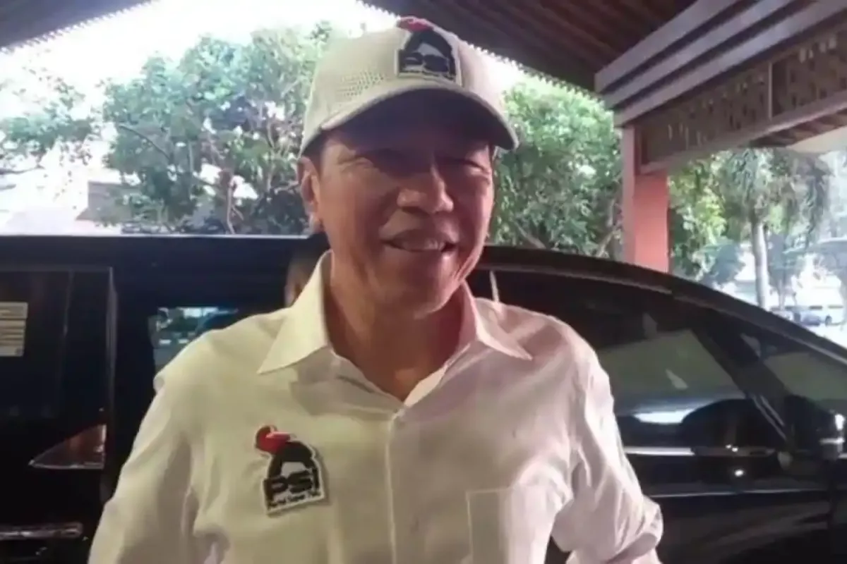 Kenakan Kemeja dan Topi PSI, Jokowi Berangkat ke Lampung untuk Safari