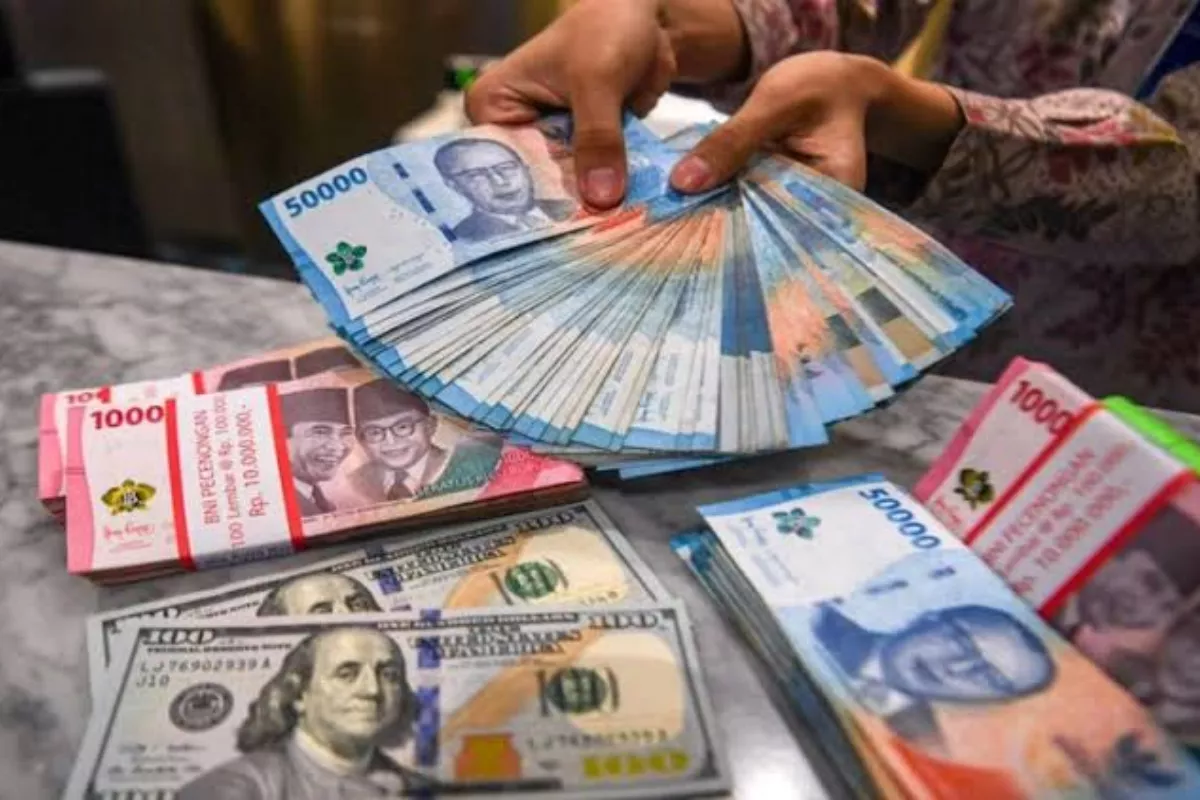 Rupiah Terperosok Rp18.083 per Dolar AS Terimbas Kebijakan Fed dan BI