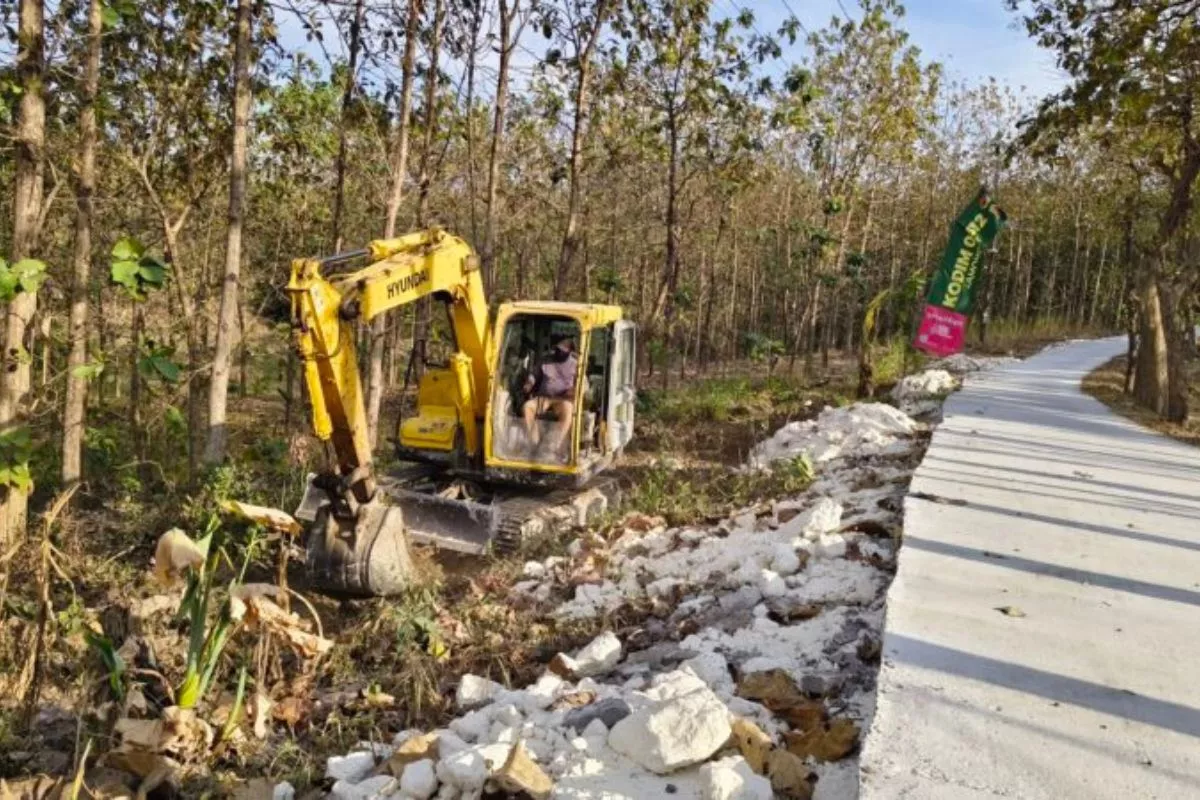 Satgas TMMD Gunakan Alat Berat Genjot Pembangunan Jalan Lamongan