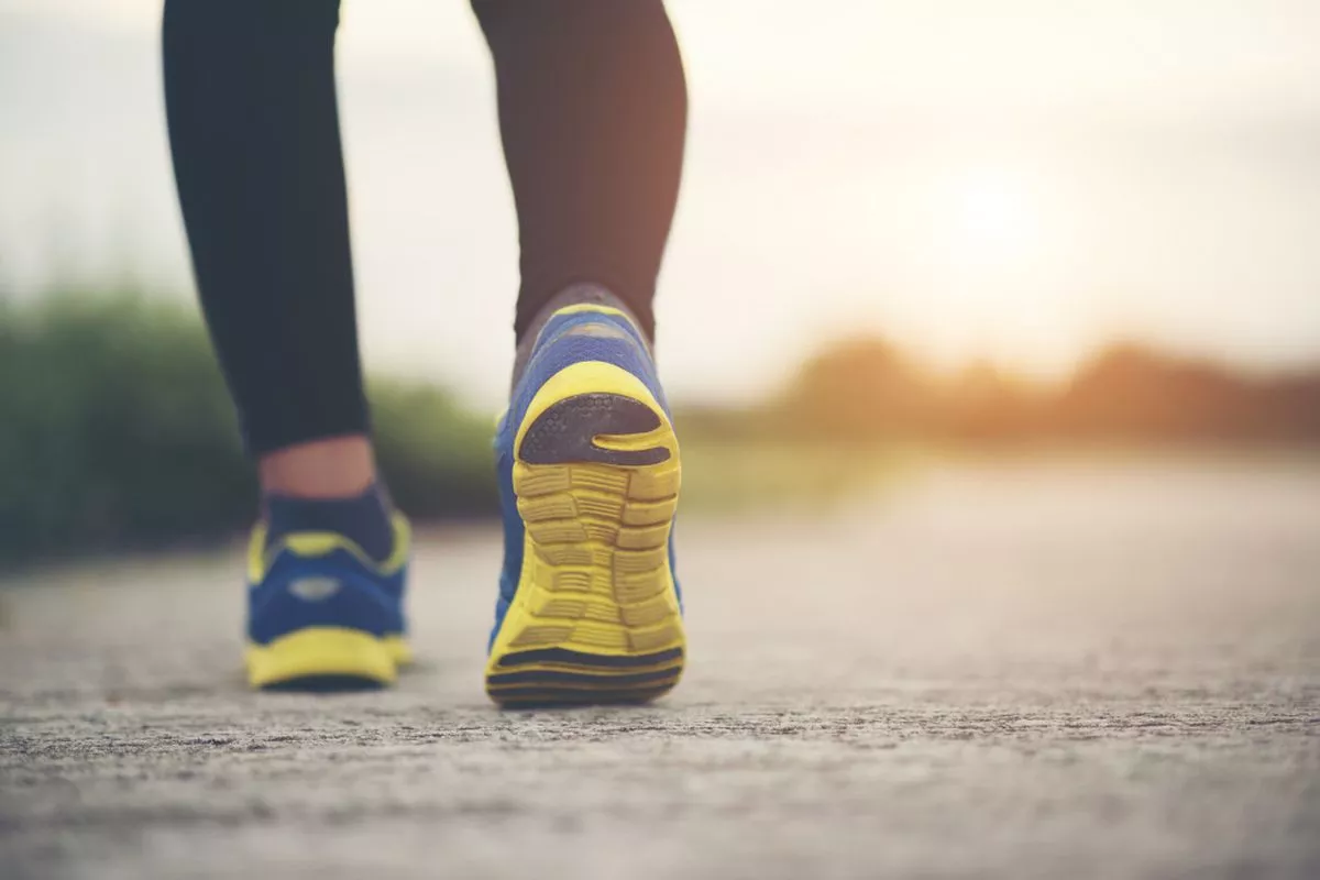 Tips Memilih Sepatu Jalan Kaki Pagi yang Anti Cedera