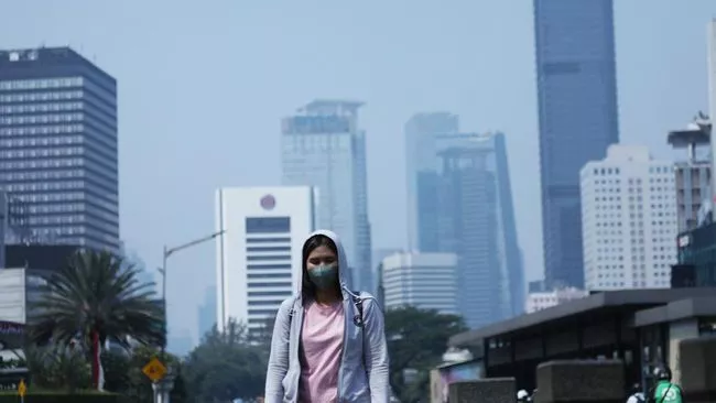 Pakai Masker Udara Jakarta Tak Sehat Selasa Pagi Ini: Waspada Polusi