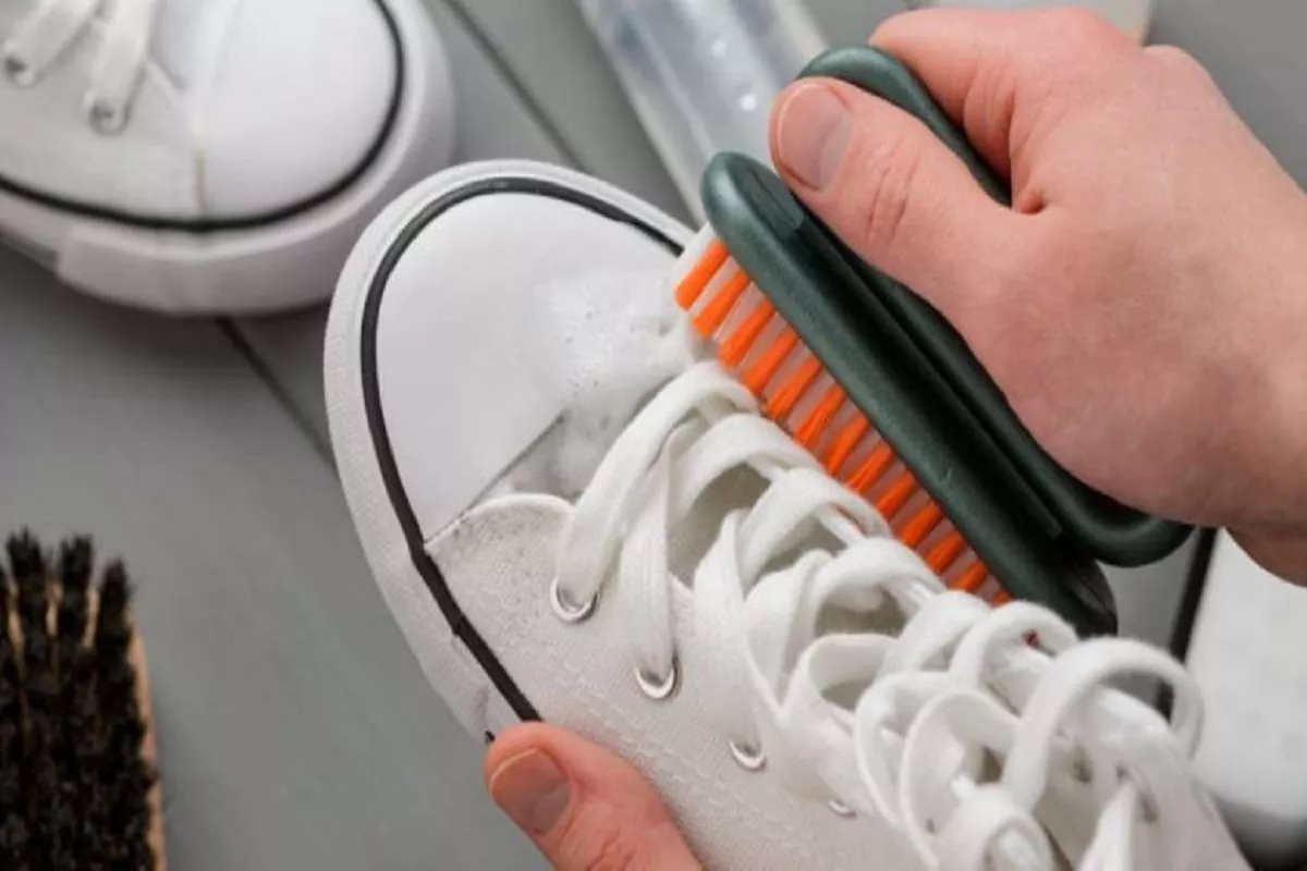Rahasia Cara Mencuci Sepatu Putih Agar Tidak Menguning Kembali