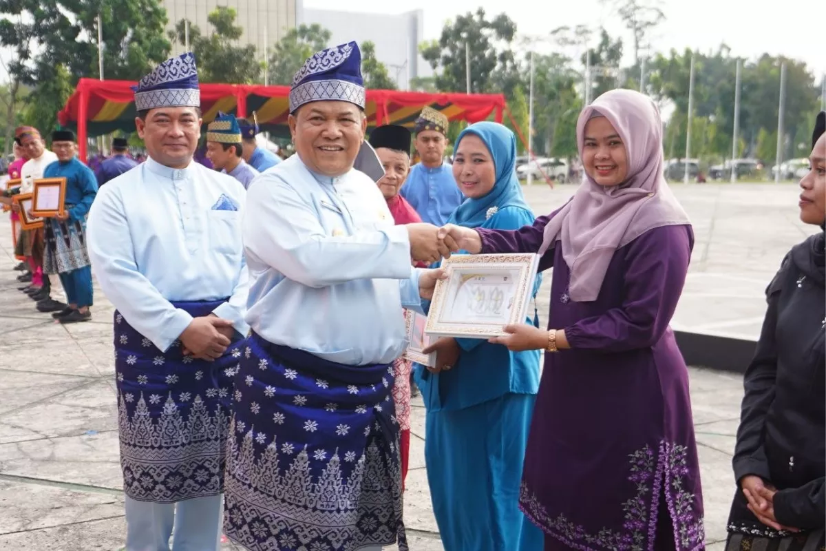 Pemprov Riau Beri Penghargaan untuk ASN, Pelaku UMKM, dan Pembayar Pajak