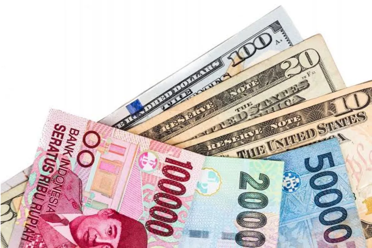 Rupiah Ditutup Melemah ke Rp 17.995, Sempat Sentuh Rp 18.000