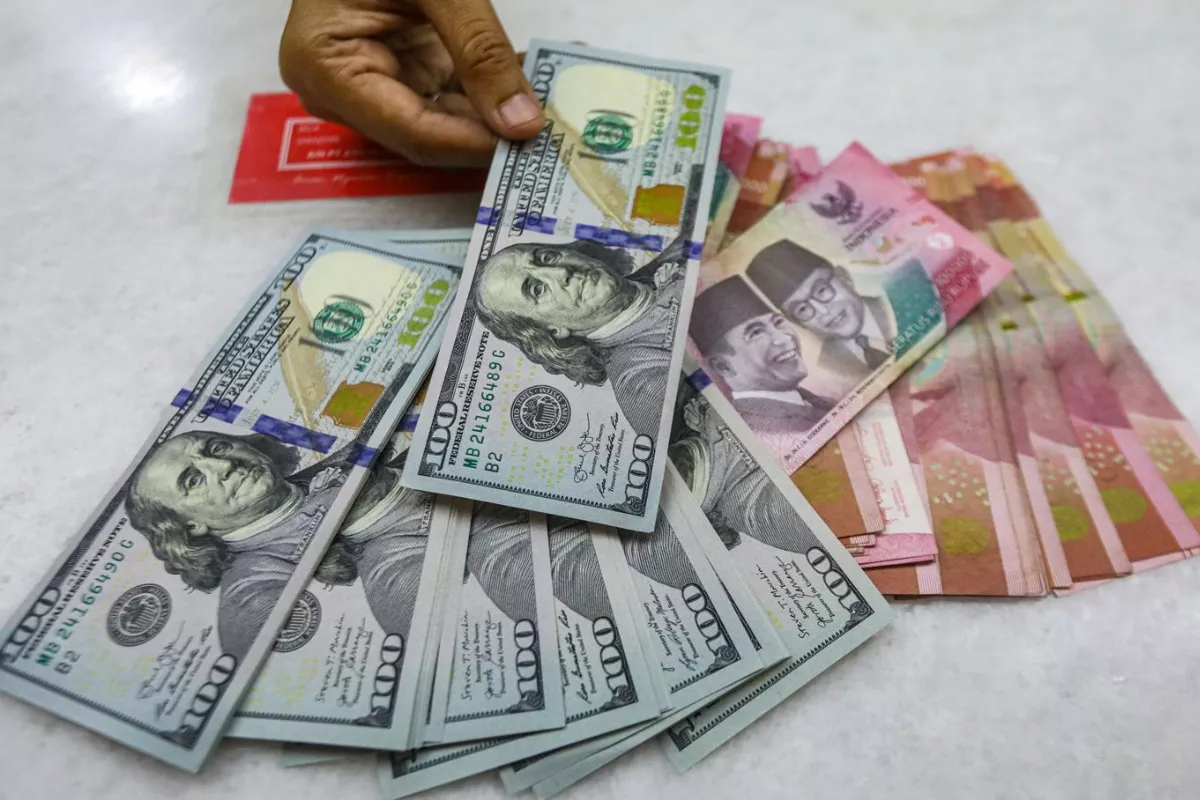 Rupiah Hari Ini Diprediksi Melemah Hingga Rentang Rp17.950 per Dolar AS