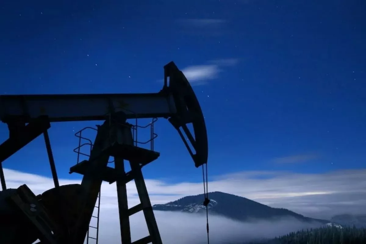 Kenaikan Harga Minyak Memicu Investasi Energi Bersih Dunia