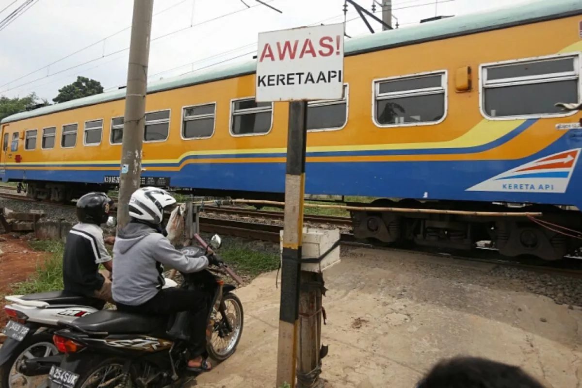 Wajib Tahu! Langkah Aman dan Aturan Melintas Perlintasan Kereta Api