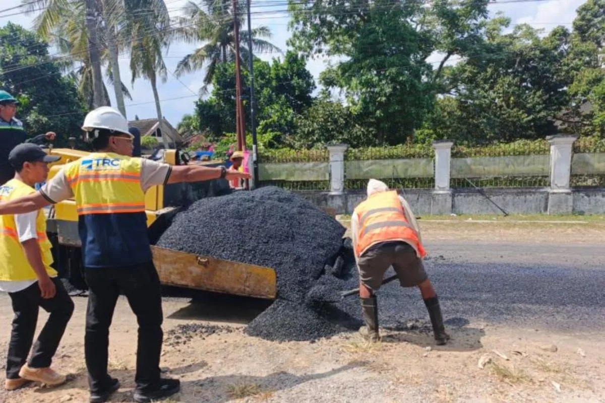 TRC Infrastruktur NTB Langsung Perbaiki Jalan Kuripan-Kediri