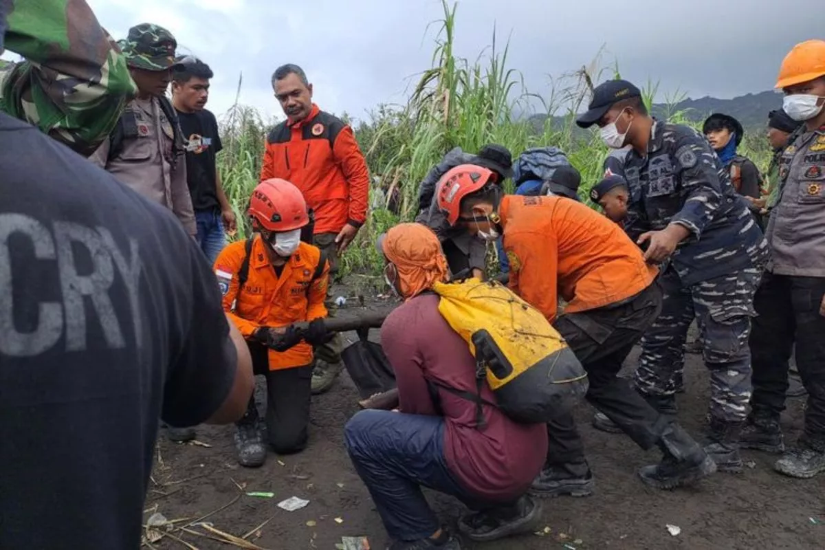 Tragedi Erupsi Dukono, Pemandu Ungkap Detik-Detik Rekannya Terhantam Batu