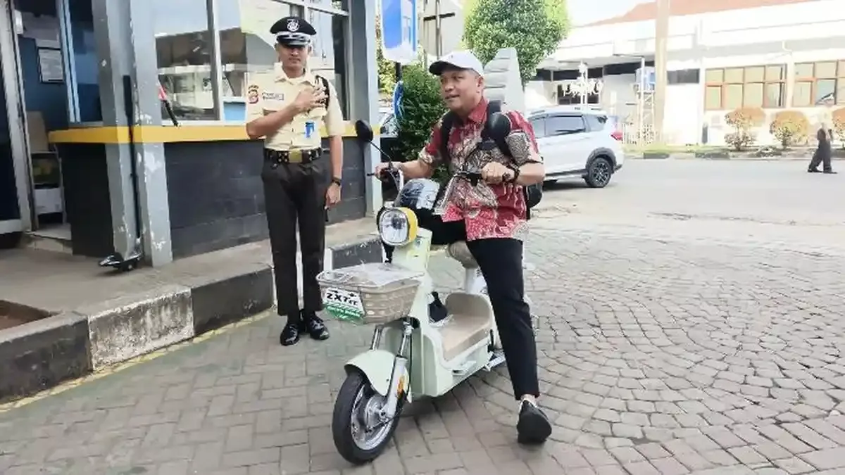 Pegawai PLN Banten Ngantor Pakai Kendaraan Listrik Demi Energi Bersih