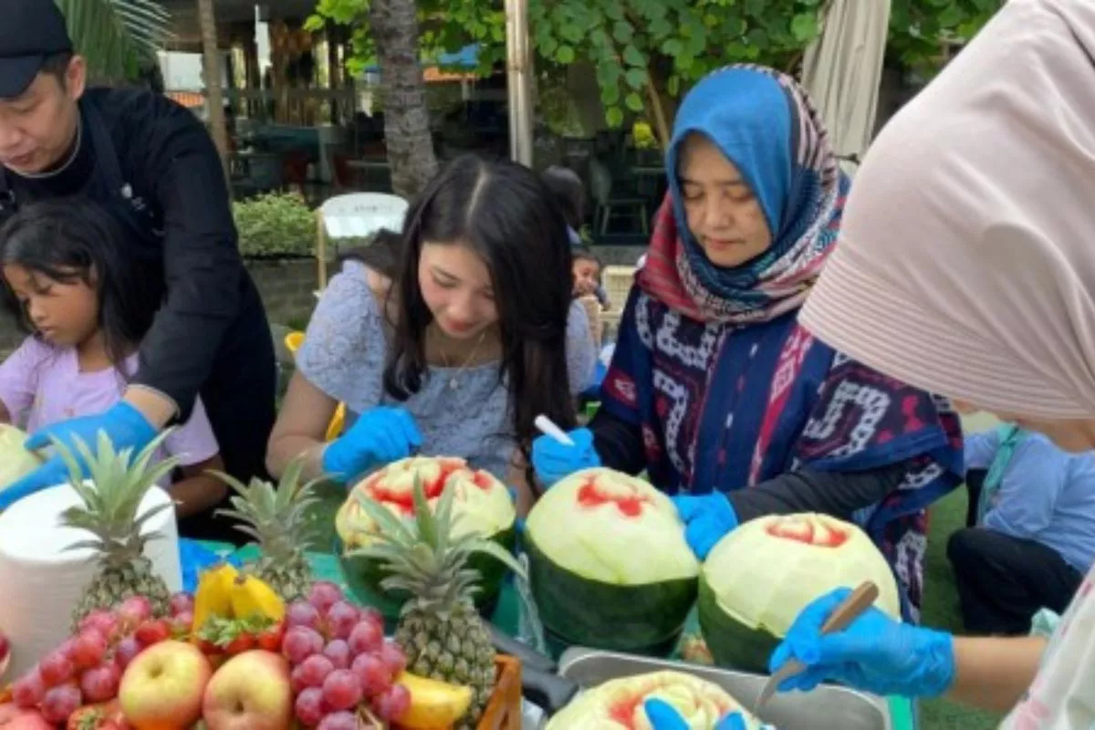 Keseruan Seni Ukir Buah dan Sayur di Hotel Sheraton Surabaya