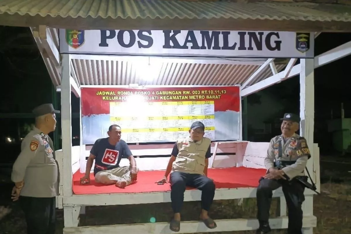 Sambangi Pos Kamling di Bandar Lampung Polisi Tekankan Kewaspadaan