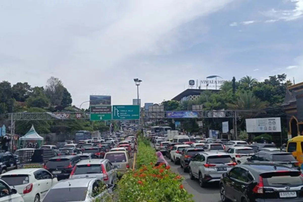 Arus Kendaraan Padat, One Way Arah Puncak Bogor Diterapkan